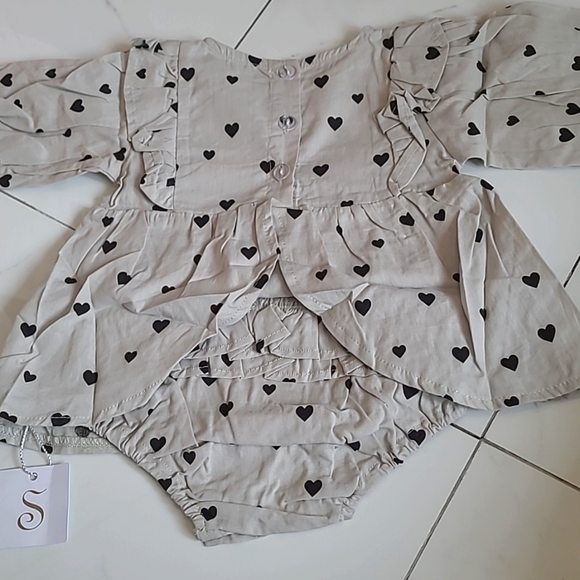 ⚡️BOGO 50% Off⚡️ Baby girl skirt romper with bonnet - Picture 4 of 5